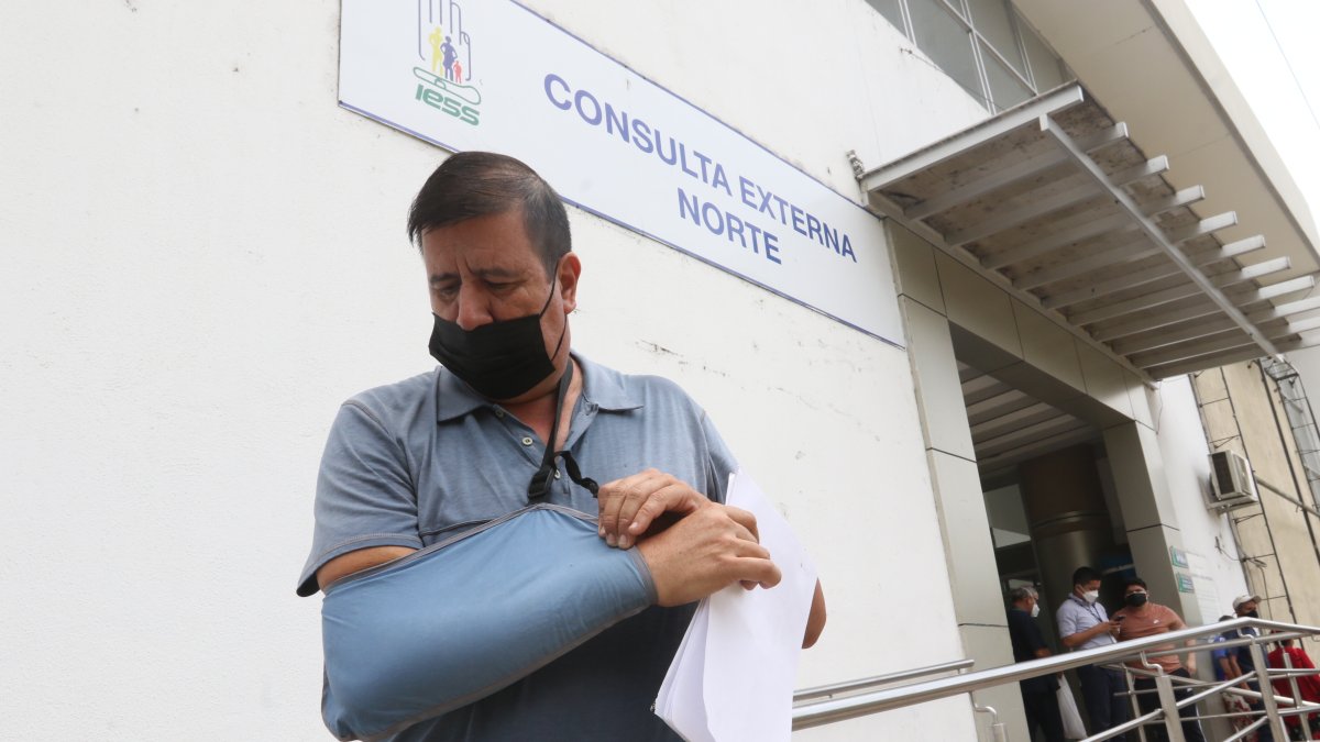 Situación. Tomás Arellano, afiliado que ha aportado al IESS por 34 años, lleva más de un año en un trámite.