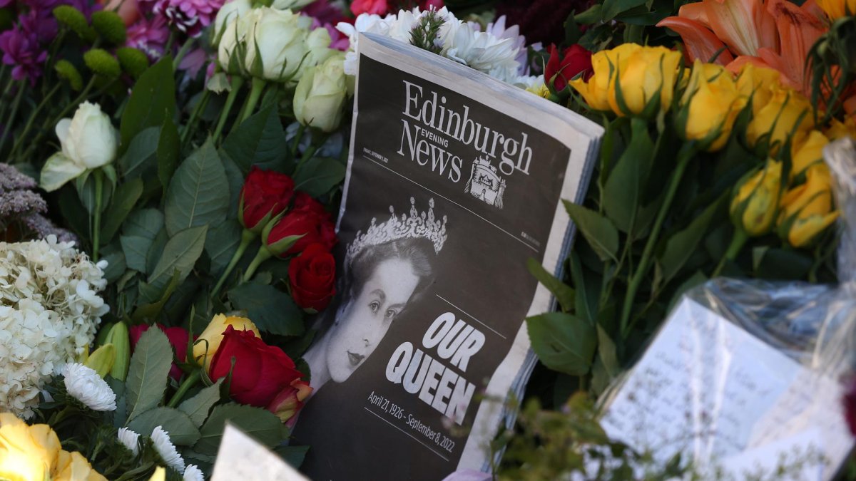 Flores y tributos en el Reino Unido en memoria de Isabel II, fallecida el 8 de septiembre.