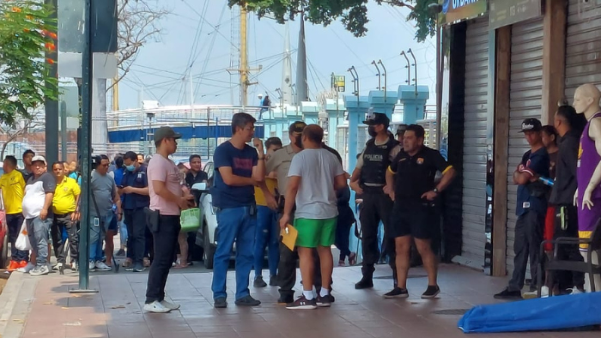 El cuerpo quedó tendido junto a un local de venta de jugos.