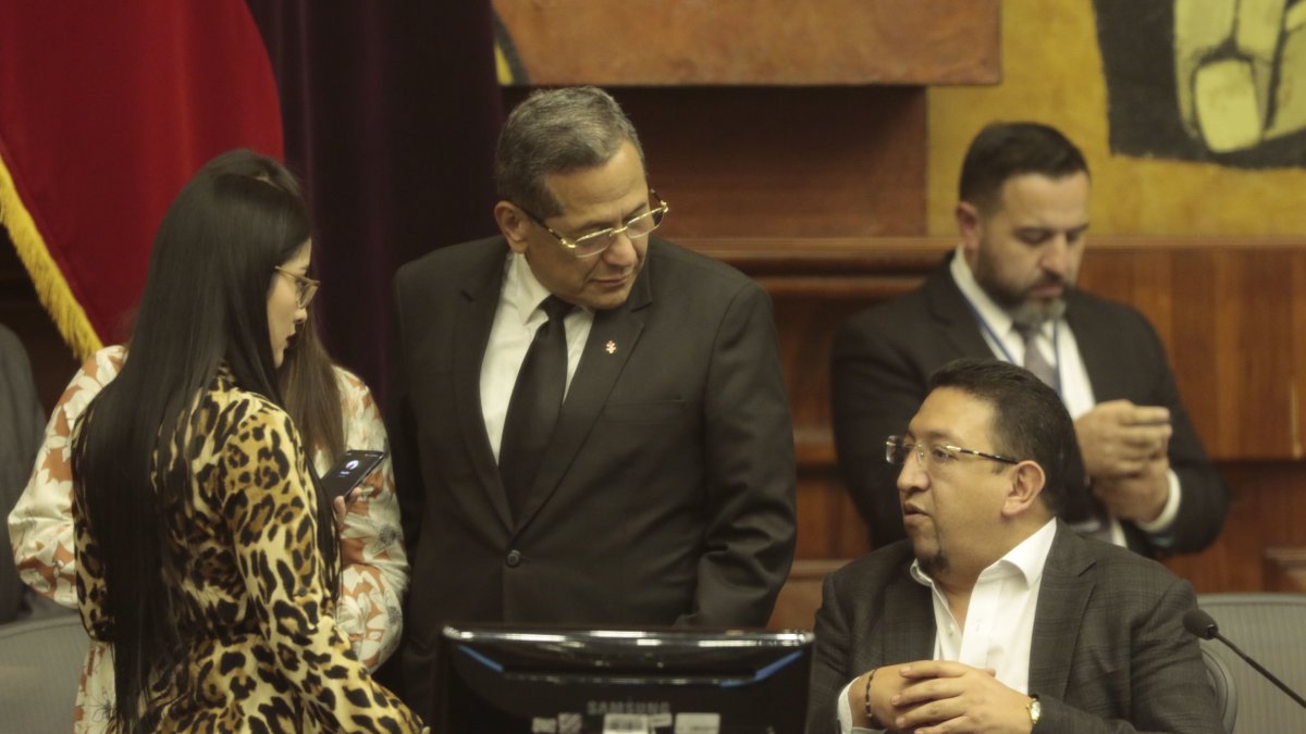 El asambleísta Luis Almeida antes de irse del pleno del legislativo, el 8 de septiembre.