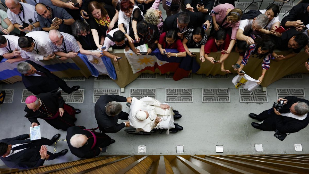 El Papa Francisco llega a una audiencia con los participantes en el Congreso Internacional de Catequistas, en la sala Pablo VI del Vaticano, hoy 10 de septiembre de 2022.