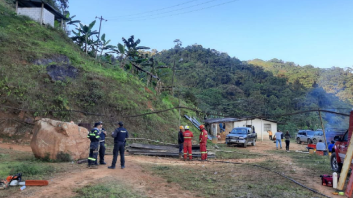 Según fuentes periodísticas, los bomberos han detectado sonidos que hacen presumir que son los obreros atrapados.