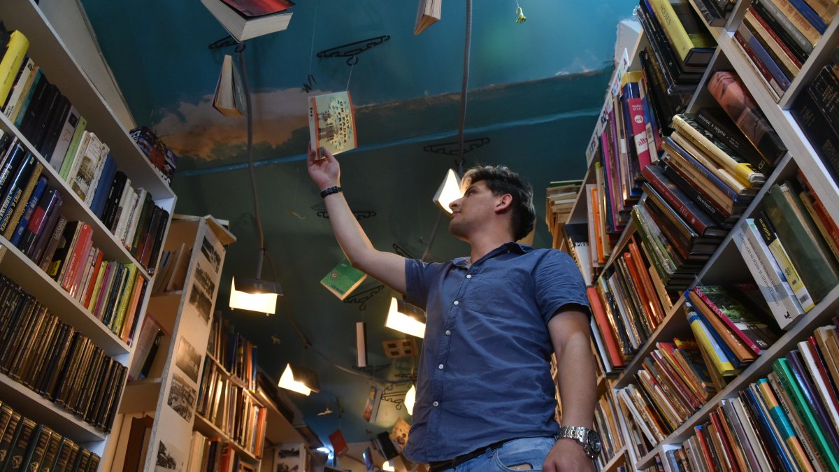 Los visitantes son atraídos por las novedades que hay en las tiendas.