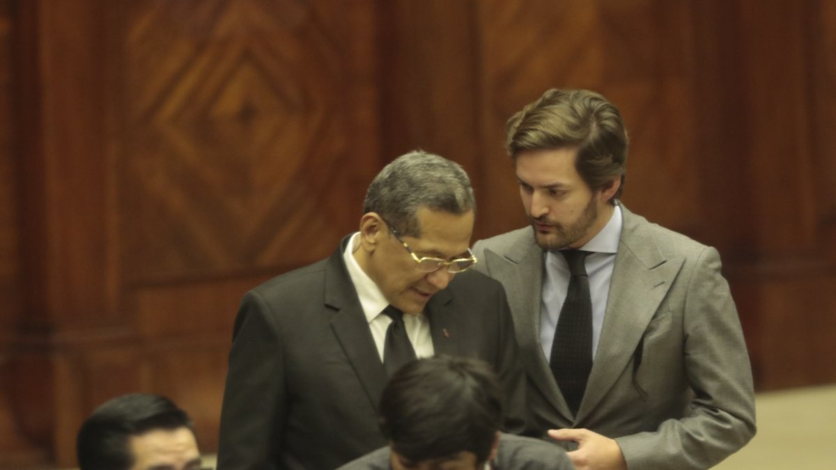 Factótum. Un diligente Esteban Torres escolta a Luis Almeida, interpelante socialcristiano en el juicio político contra los vocales de la Judicatura.