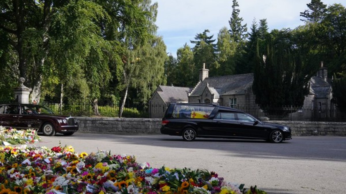 El ataúd de Su Majestad la Reina salió de Balmoral.