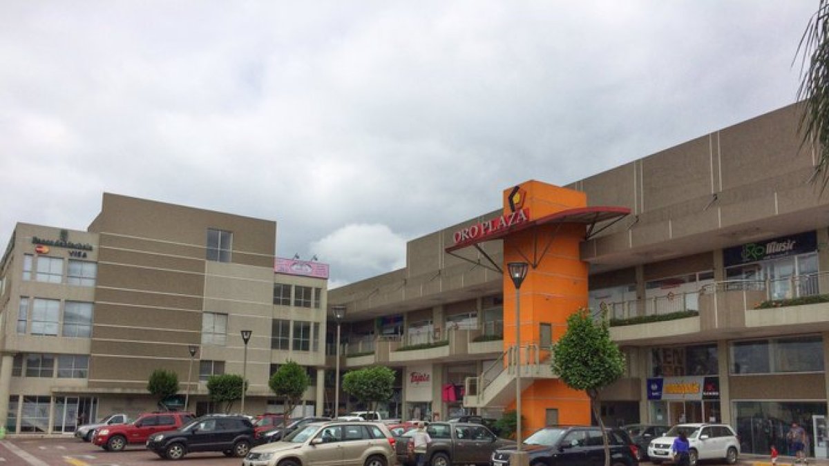 Centro comercial OroPlaza en foto de archivo.