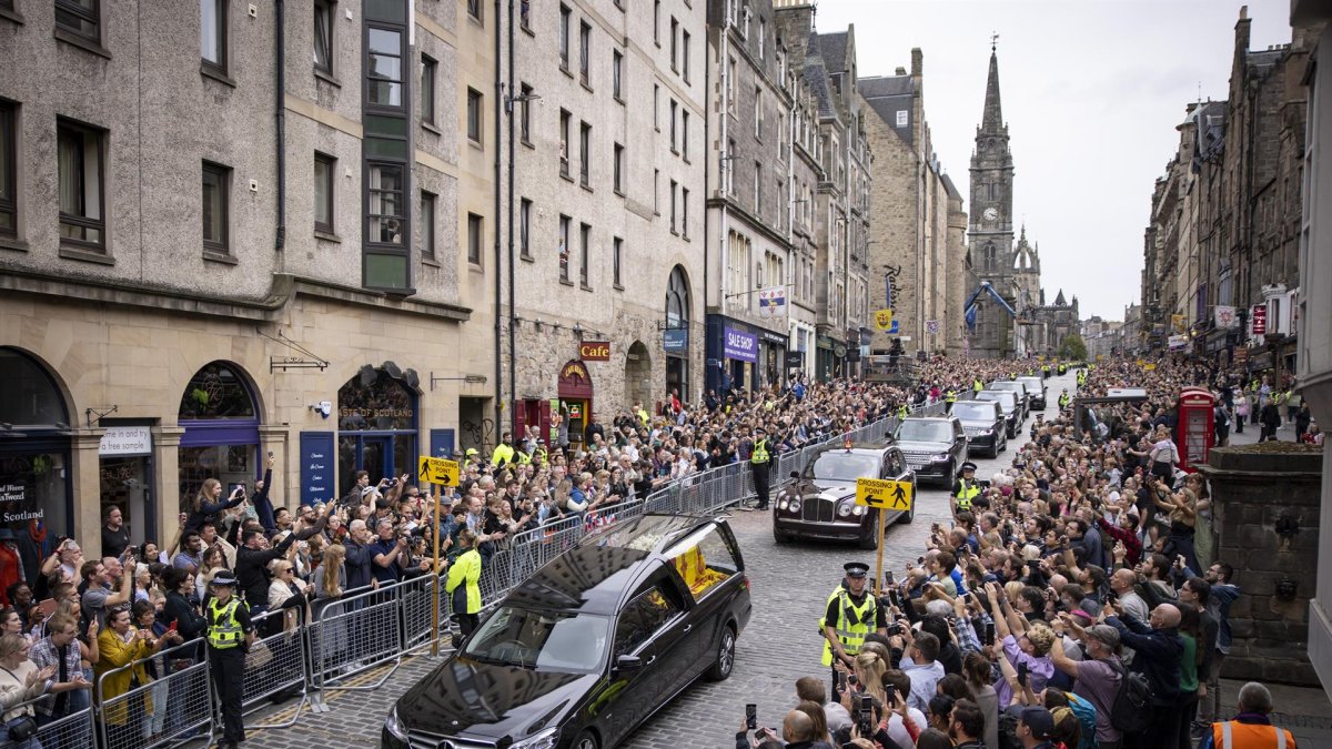 El cortejo fúnebre de la reina Isabel II llega a Edimburgo.