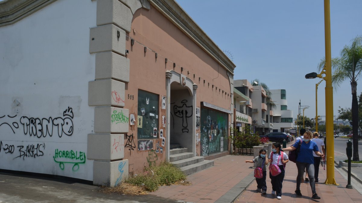 Panorama. Diferentes símbolos, graffitis se encuentran en una vivienda de la intersección de Las Monjas y Víctor Emilio Estrada. 