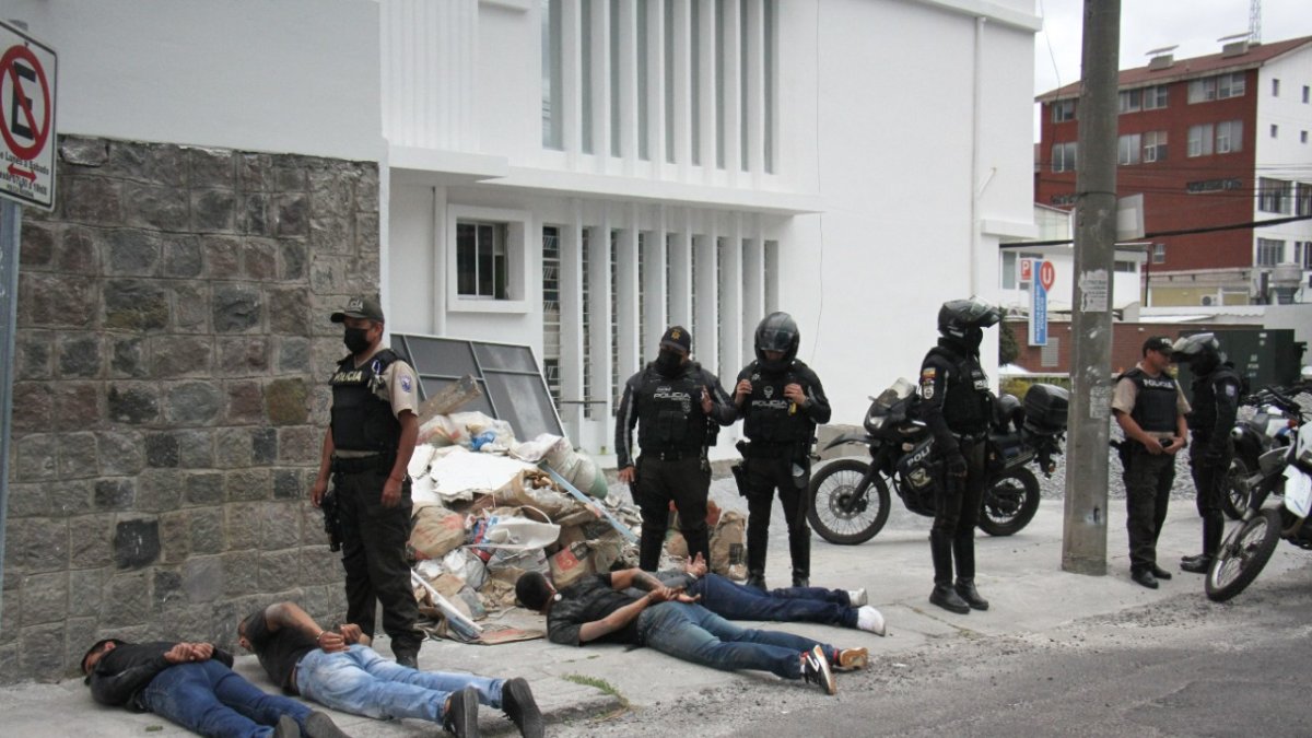 Neutralizados. Los antisociales fueron apresados tras una persecución que inició en la avenida Colón y Juan León Mera.