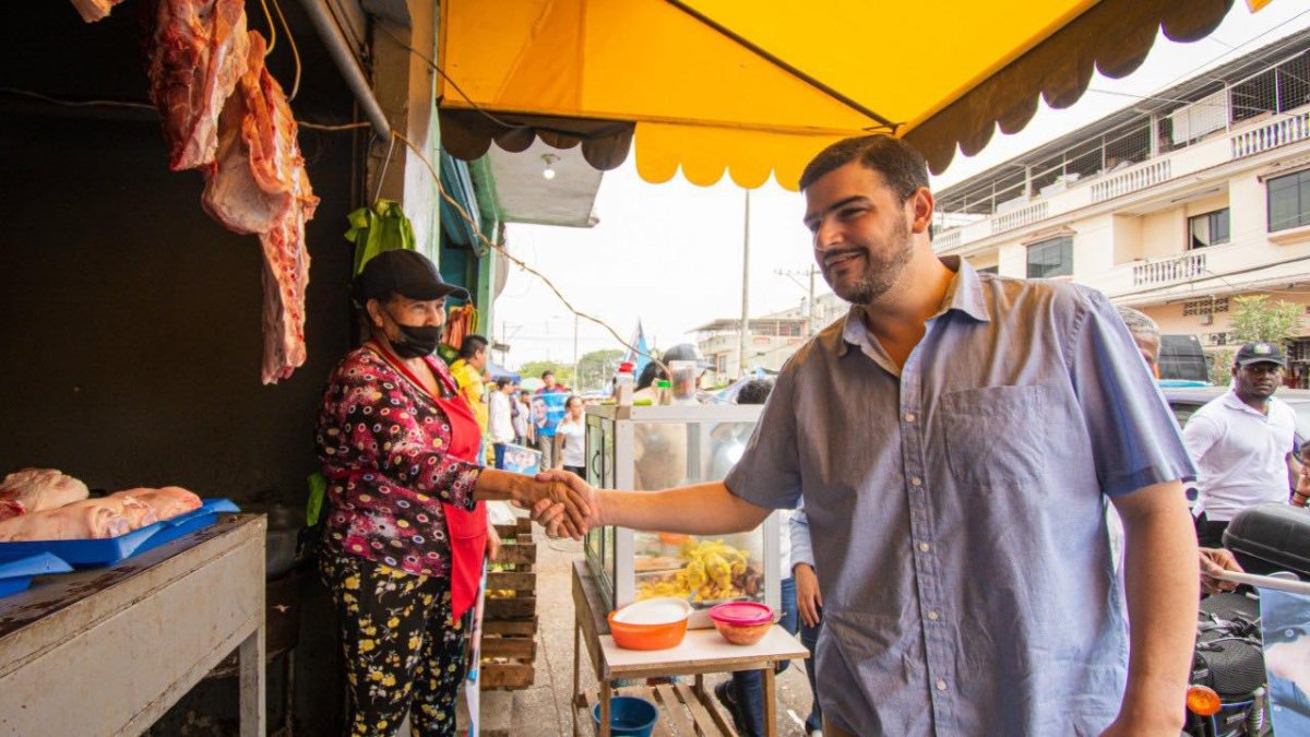 Aquiles Álvadez, aspirante a la Alcaldía de Guayaquil, en el quisco de venta de pollos