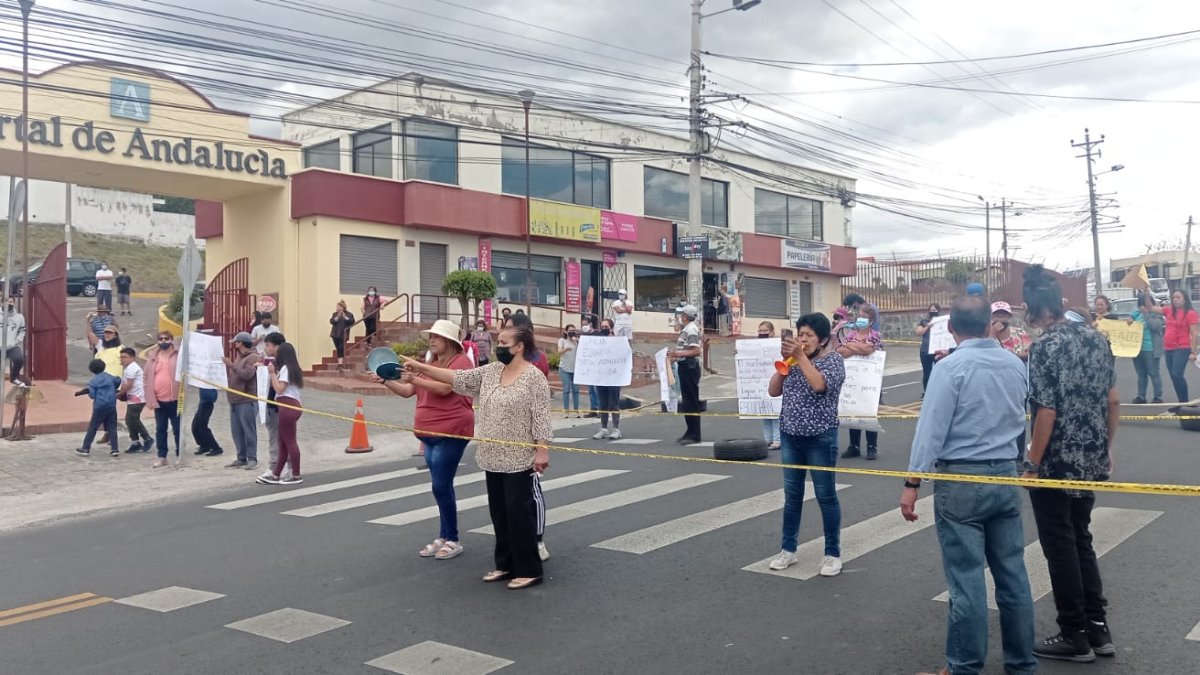 Equipados. Con pancartas salieron los vecinos a protestar en media vía para exigir un semáforo o rompevelocidades.