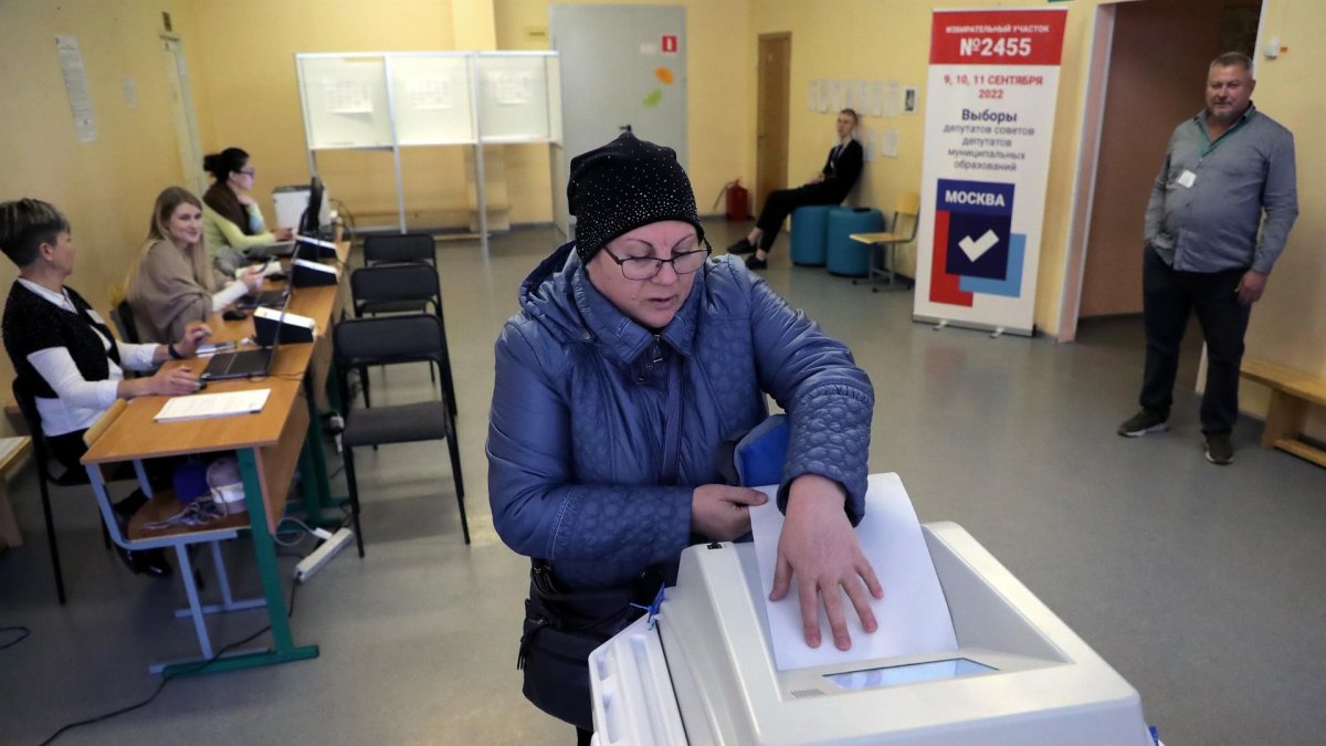 Una mujer vota este domingo en Moscú en las elecciones municipales y regionales rusas.