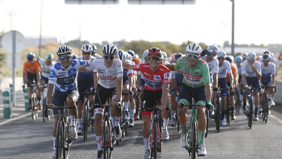 El ecuatoriano Richard Carapaz junto a Juan Ayuso, tercer clasificado, Remco Evenepoel, ganador de La Vuelta, y Mads Pedersen, vencedor del maillot por puntos.