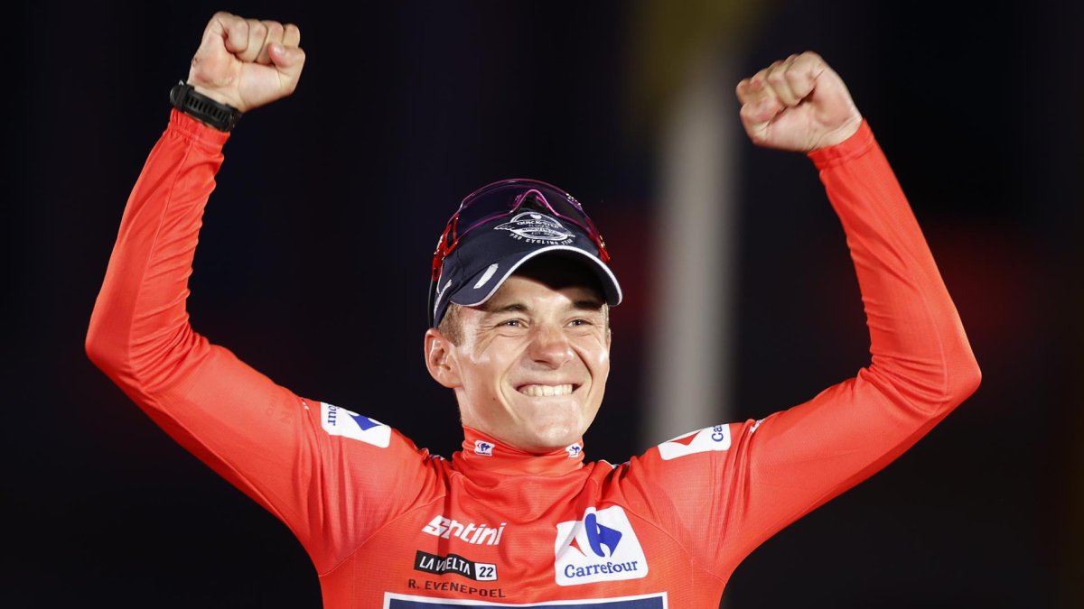 El belga Remco Evenepoel, ganador de la Vuelta, en el podio tras la etapa final de la 77 edición de la Vuelta Ciclista a España, este domingo en Madrid.