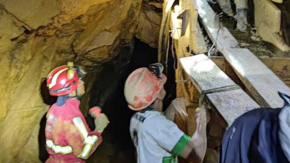 Momento en que los bomberos y mineros cumplen con las labores de rescate.