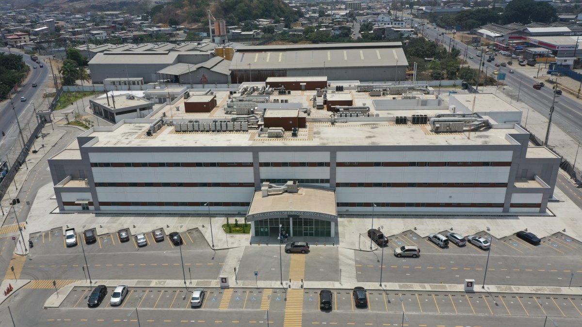 El enorme hospital Enrique Ortega Moreira de Durán no está operativo, pese a estar terminado prácticamente desde el año pasado.