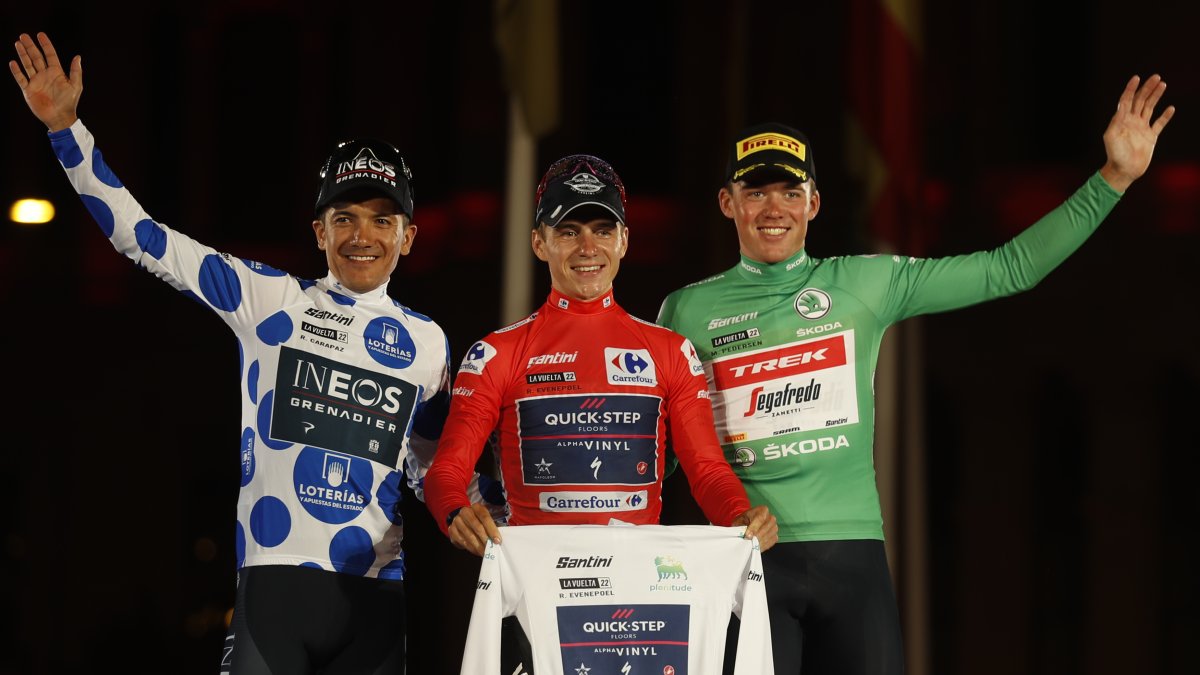 Evenepoel (c), ganador de la Vuelta y mejor Joven; Pedersen (d), ganador de la Regularidad, y Carapaz (i), ganador de la Montaña, en el podio tras la etapa final.