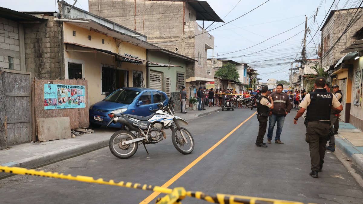 El sitio fue acordonado mientras los policías recababan los indicios correspondientes a este caso.