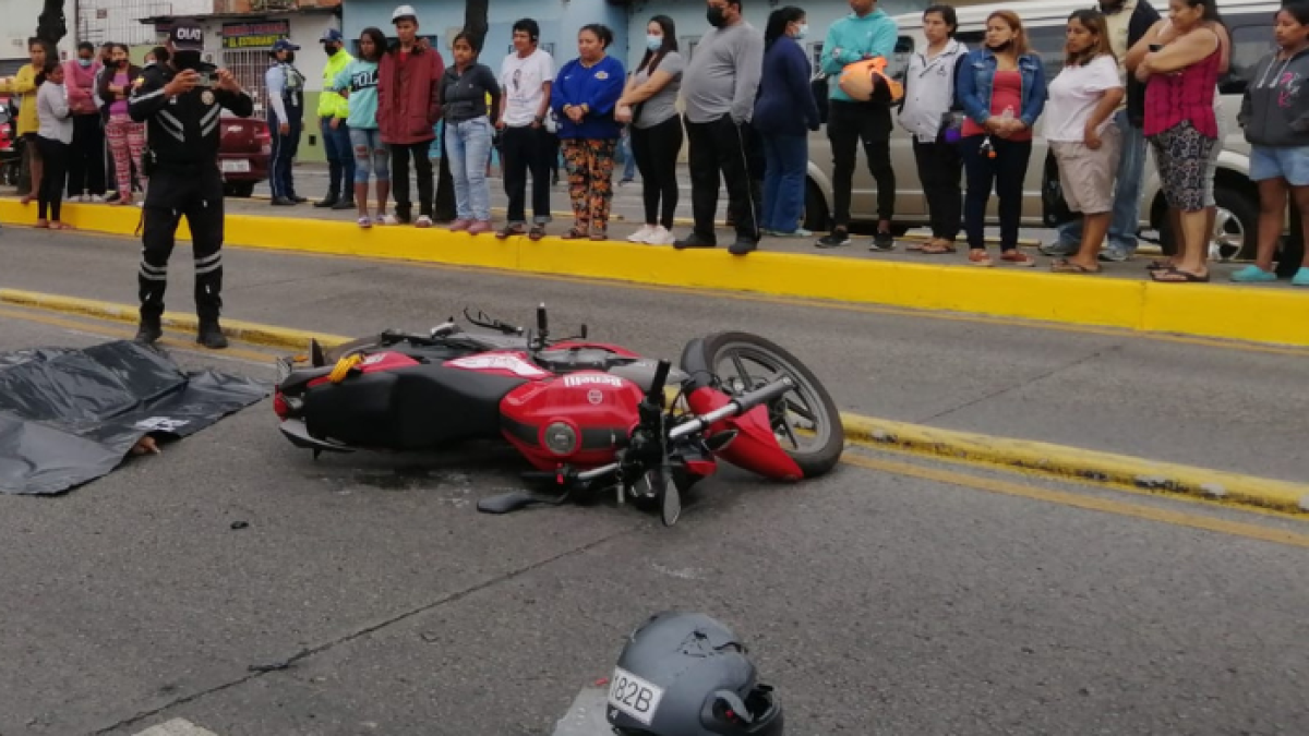Un motorizado fue impactado por un bus en las calles la 29 y la b. Suburbio de Guayaquil.