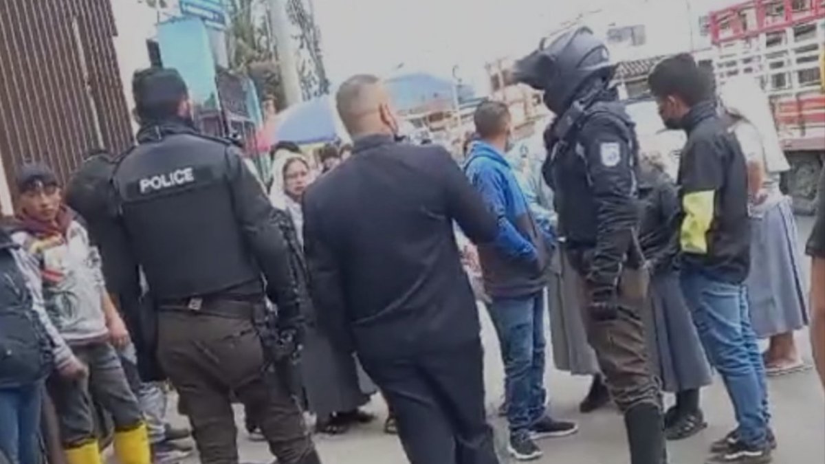 El sospechoso gritaba mientras era sostenido en el piso por varios agentes policiales