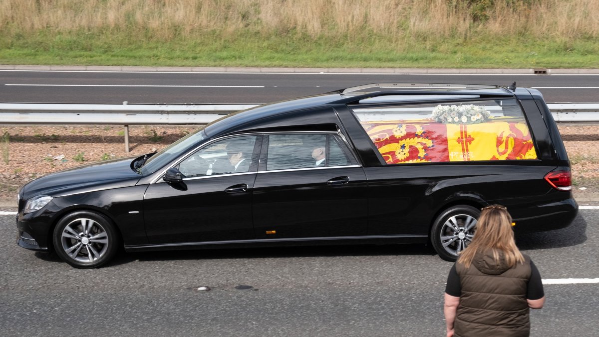Imagen de 11 de septiembre del coche fúnebre que lleva el ataúd de la reina Isabel II en su camino hacia Edimburgo.