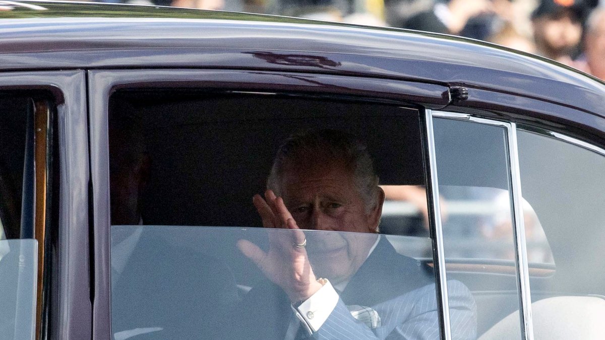 l rey Carlos III llega este domingo al palacio de Buckingham en Londres.