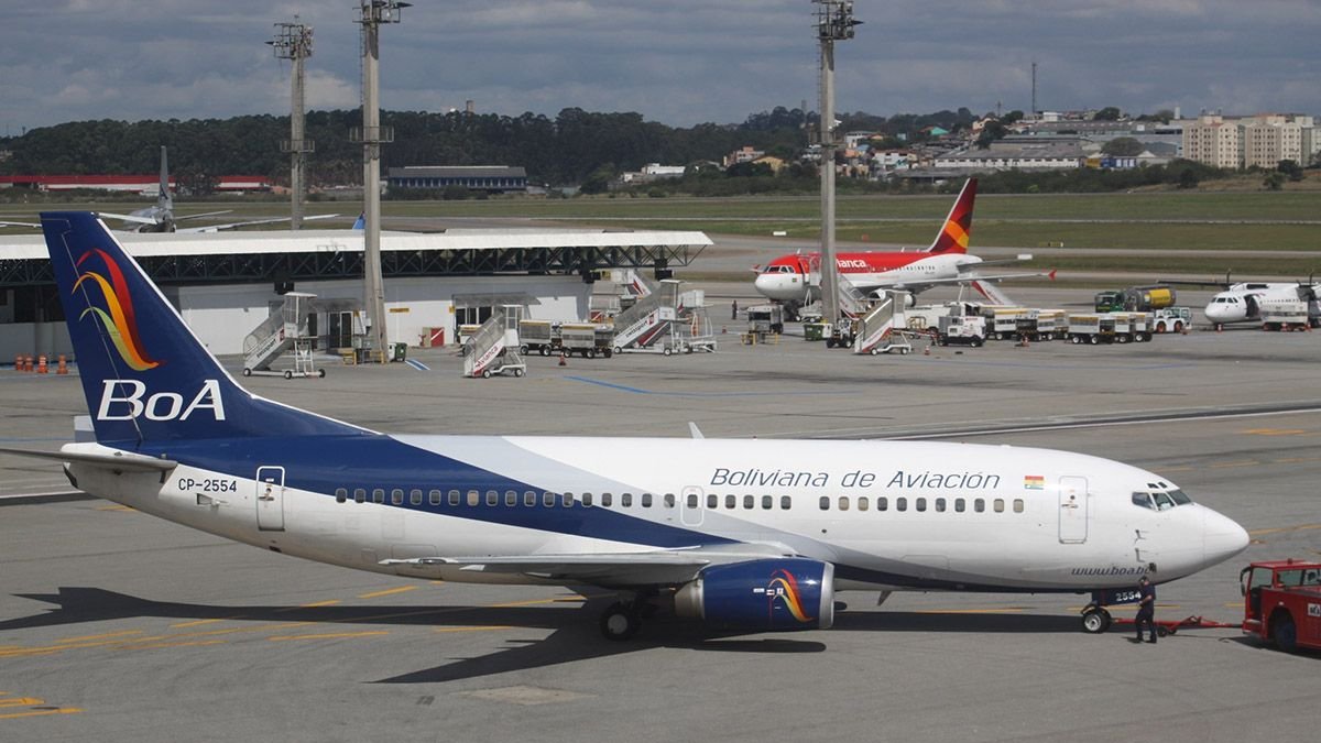 En la pista un avión de Boliviana de Aviación y otro de Avianca.