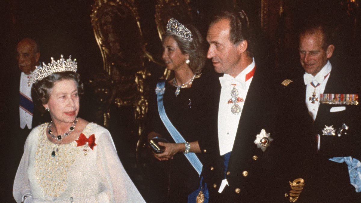 La reina Isabel II de Inglaterra es acompañada por el rey Juan Carlos, junto a la reina Sofía y el duque de Edimburgo, en cena de gala celebrada en el Palacio Real de Madrid en octubre de 1988.