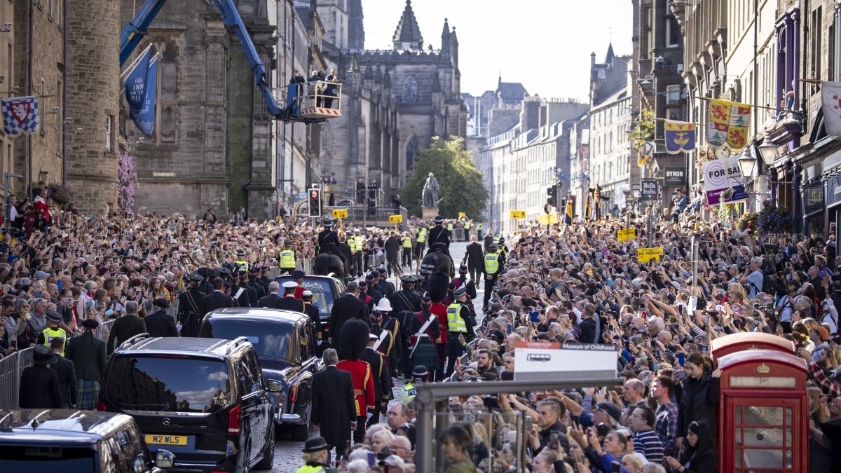 Miles de personas ven pasar la procesión con el ataúd de la difunta reina Isabel II acompañada por miembros de la familia real por las calles de Edimburgo.