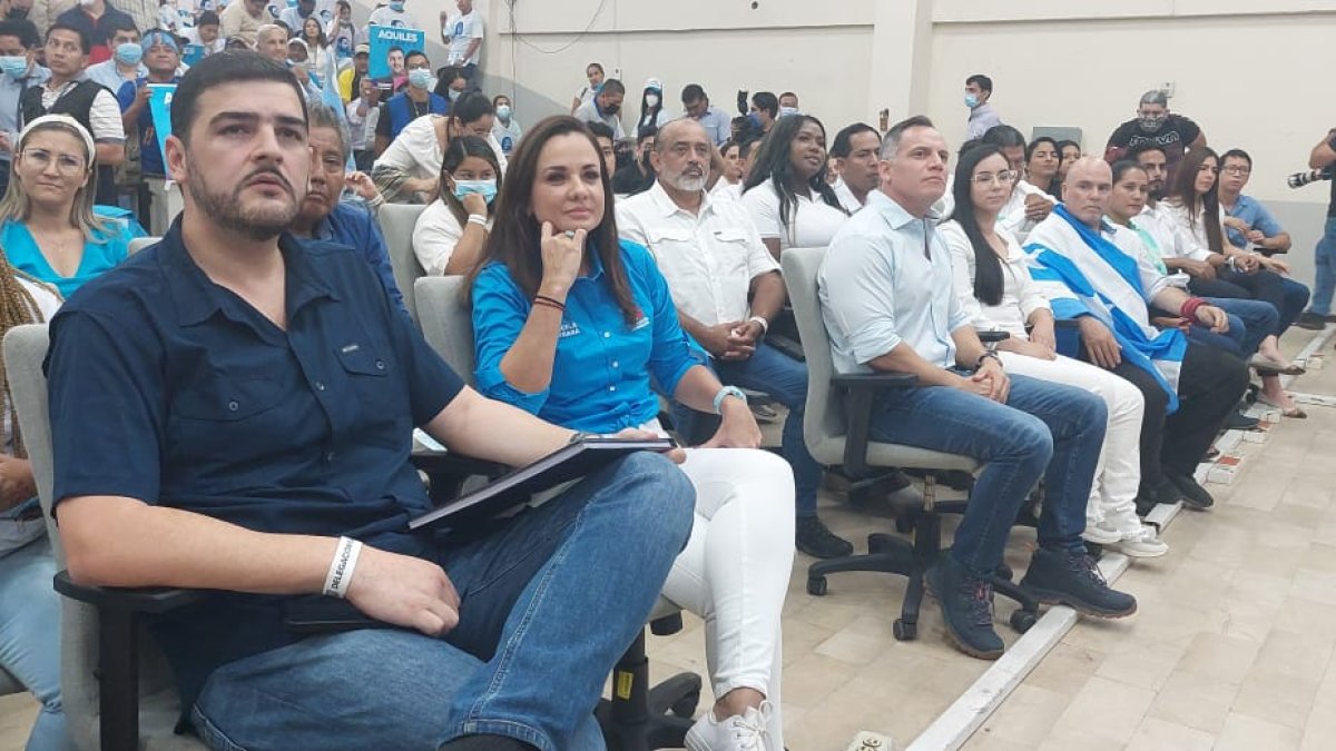 El exdirigente deportivo, Aquiles Álvarez llegó a las 11:00 de este lunes 12 de septiembre a inscribir su candidatura para la Alcaldía de Guayaquil.