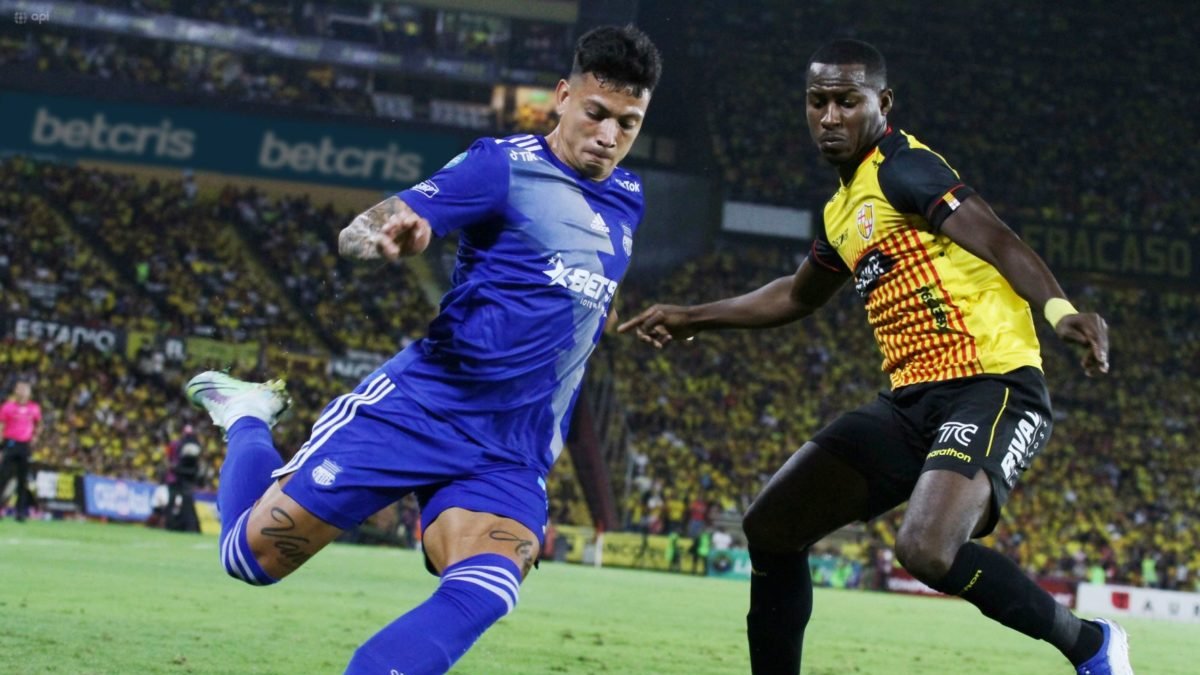 Alexis Zapata (I) en disputa del balón contra Leonel Quiñónez en el clásico del 11 de mayo del 2022.