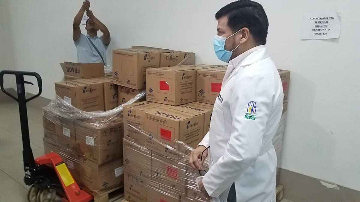 El Dr. Francisco Pérez, gerente del Hospital Teodoro Maldonado Carbo, muestra las cajas de uno de los insumos médicos que se requieren en la sala de hemodiálisis, el 12 de septiembre pasado.