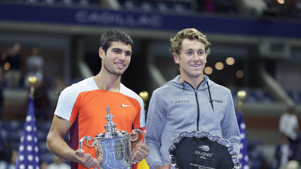 Ruud (d), junto a Carlos Alcaraz durante la premiación de la final del US Open el domingo 11 de septiembre.