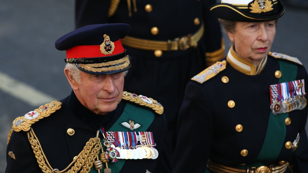 El soberano con su hermana, la princesa Ana.