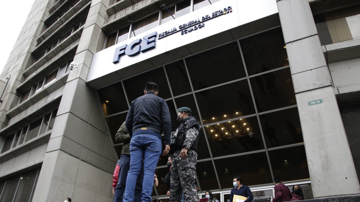 Según Fiscalía, el esposo tampoco llevó a su esposa herida a una casa de saluda para que sea tratada.