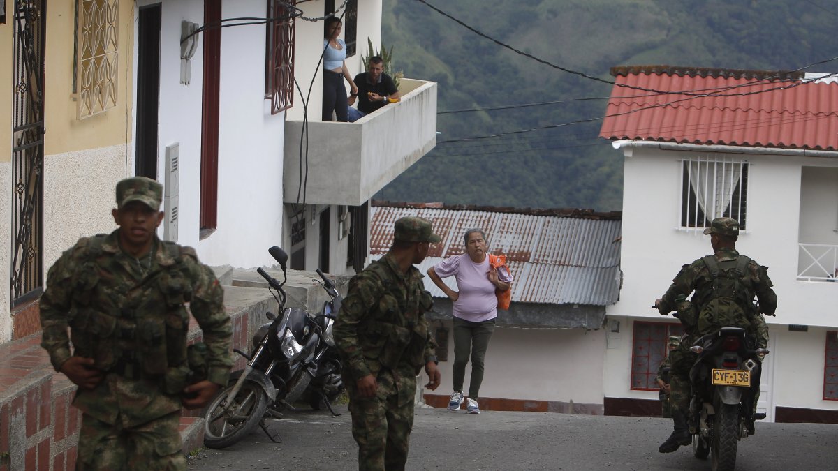 Miembros del Ejercito Nacional de Colombia patrullan para brindar seguridad EFE/ Luis Eduardo Noriega A.