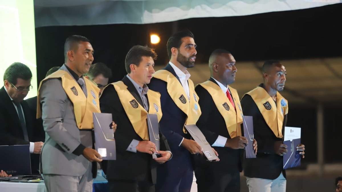Exglorias del fútbol Ecuatoriano reciben la licencia como entrenadores