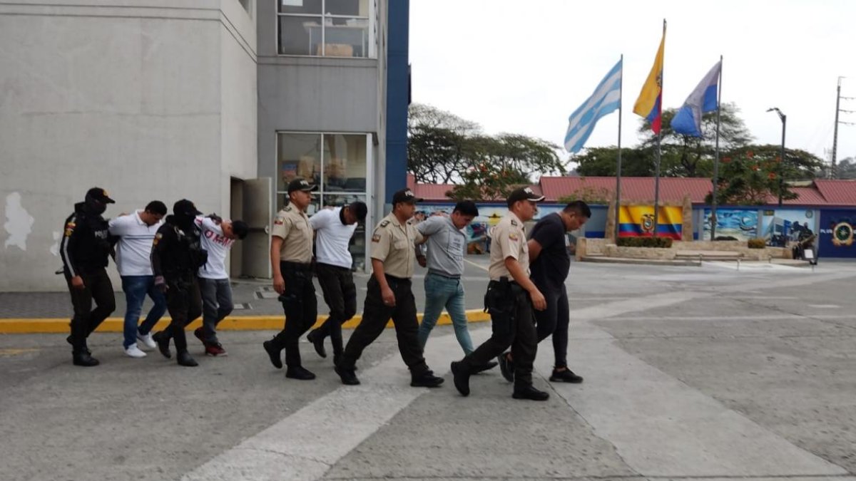 Los cinco detenidos fueron trasladados hasta las instalaciones del cuartel Modelo, en el norte de Guayaquil