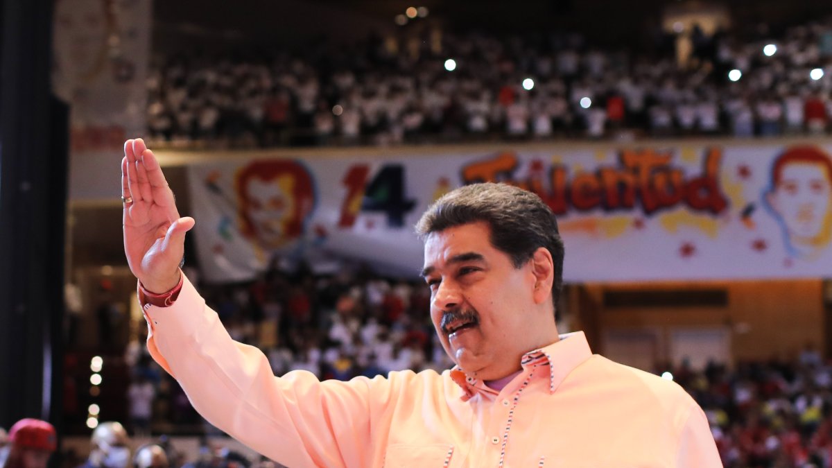 Fotografía oficina de prensa del Palacio de Miraflores, presidente de Venezuela, Nicolás Maduro, mientras participa en una actividad con miembros de la Juventud del Partido Socialista de Venezuela