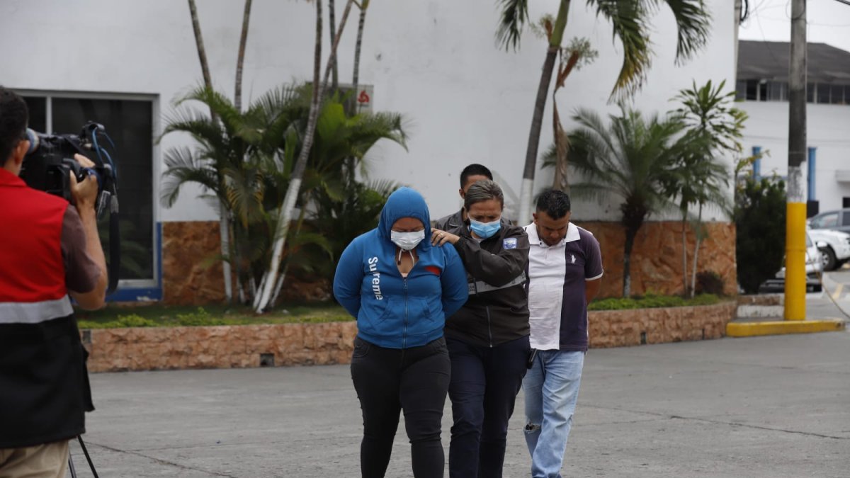 Los detenidos son una pareja de esposos que tienen tres hijos, de los cuales una es mayor de edad y otros dos son menores