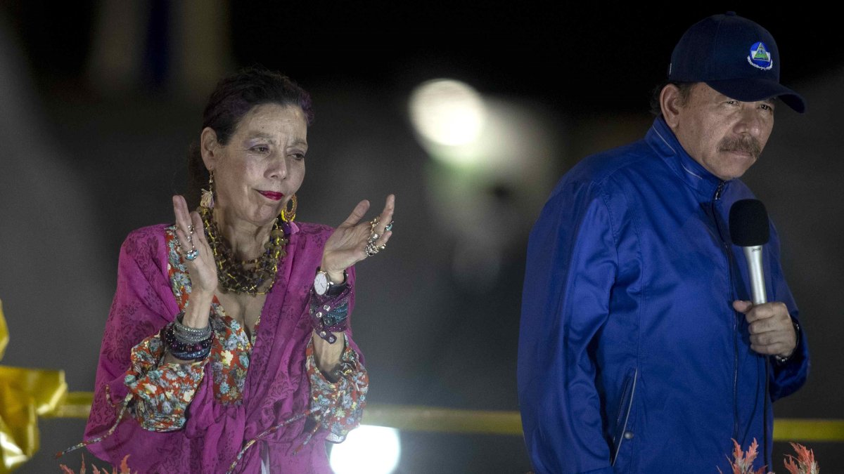 Foto de archivo del presidente de Nicaragua, Daniel Ortega (D), y la vicepresidenta, Rosario Murillo (I)