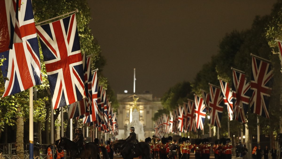 Ensayo nocturno del cortejo fúnebre para el traslado del féretro de Isabel II por las calles de Londres.