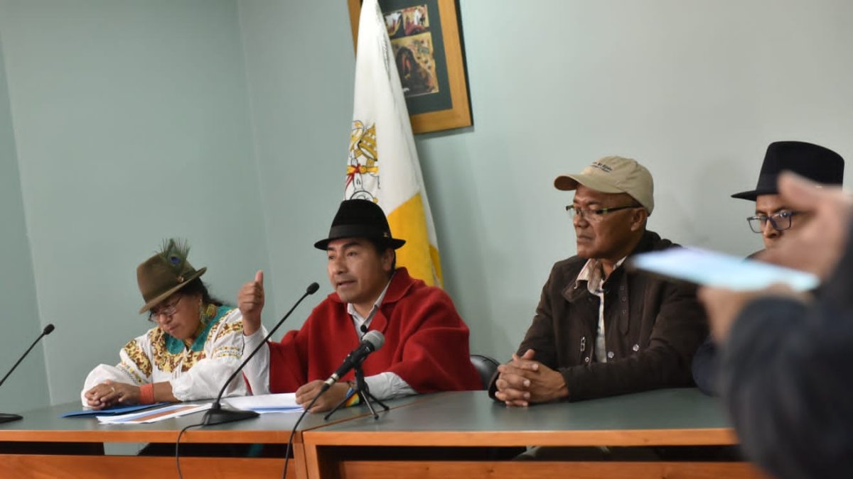 Dirigente indígenas en rueda de prensa este martes en la Conferencia Episcopal Ecuatoriana en Quito.