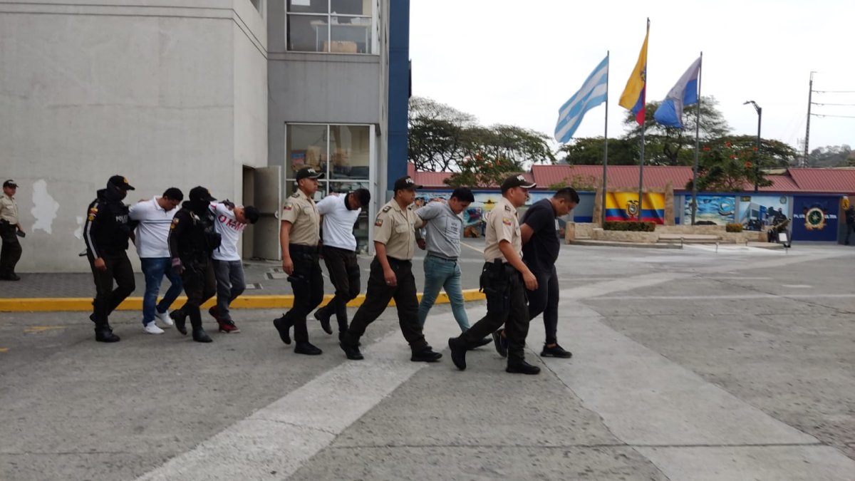 Entre los detenidos figuran dos policías en servicio activo y otro dado de baja. Todos recibieron prisión preventiva.