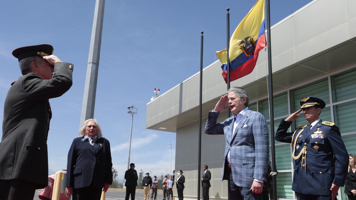 Guillermo Lasso en el protocolo para salir del país en el Aeropuerto Internacional Mariscal Sucre.