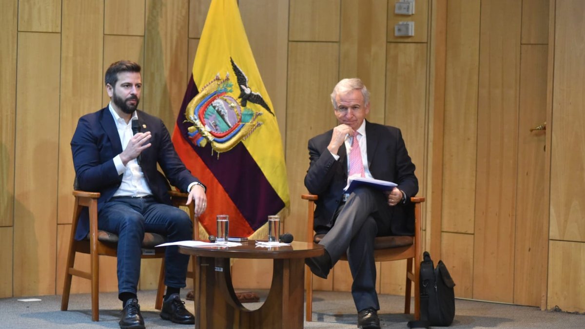 El ministro de Economía y Finanzas, Pablo Arosemena, y el exministro de Hacienda de Chile, Pablo Larraín.