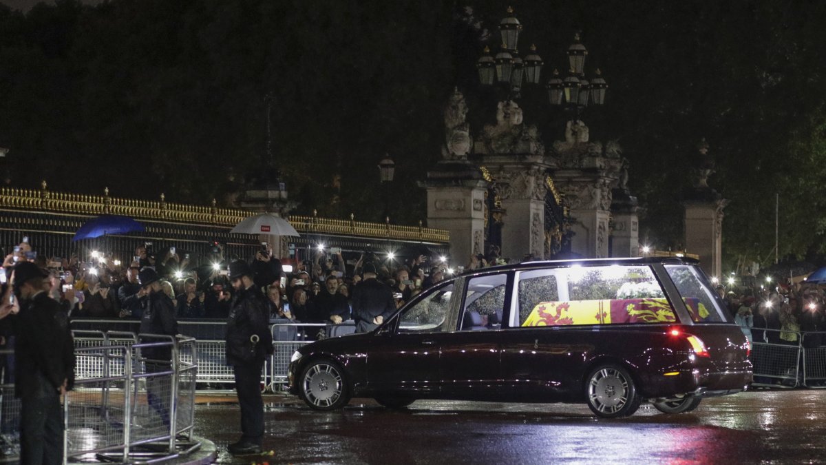 El coche fúnebre que transporta el ataúd de la Reina Isabel II se dirige al Palacio de Buckingham en Londres este 13 de septiembre.