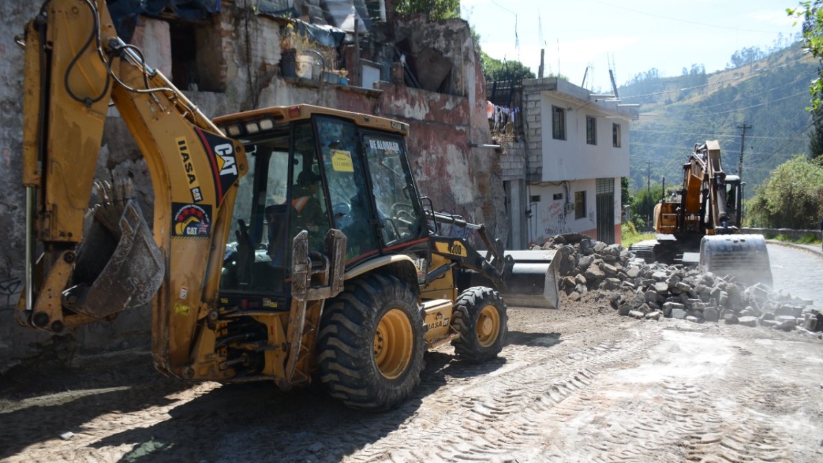 Remoción. Con una pala mecánica retiran el material viejo de la calzada.