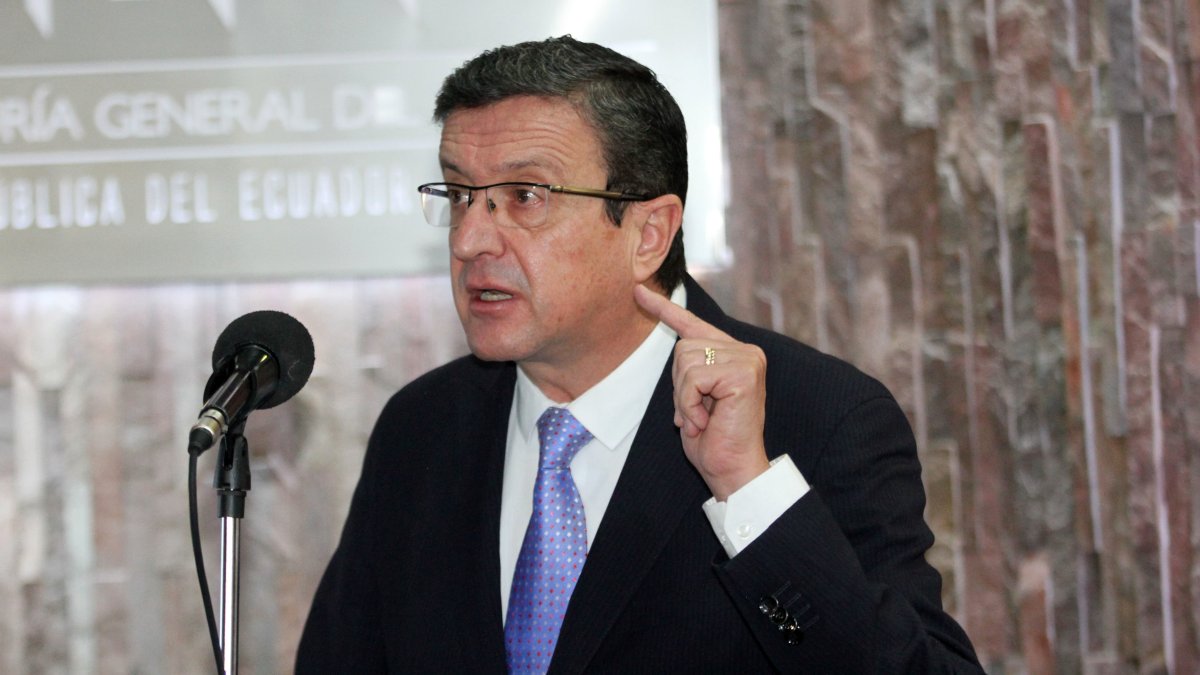 Íñigo Salvador Crespo es el procurador general del Estado.