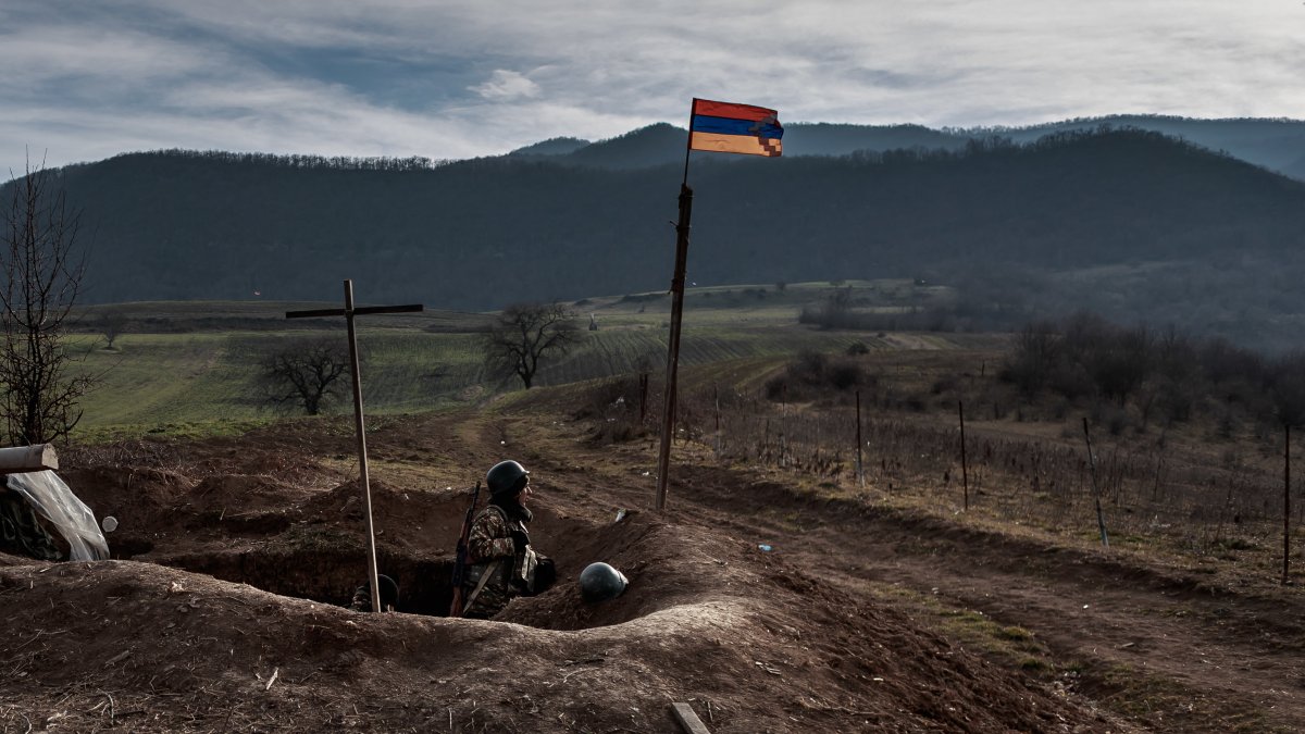 Soldados armenios montan guardia en una posición de frente cerca de Martuni, una ciudad oriental de la autoproclamada República de Nagorno-Karabaj, en enero de 2021. EFE//CHRISTOPHE PETIT TESSON